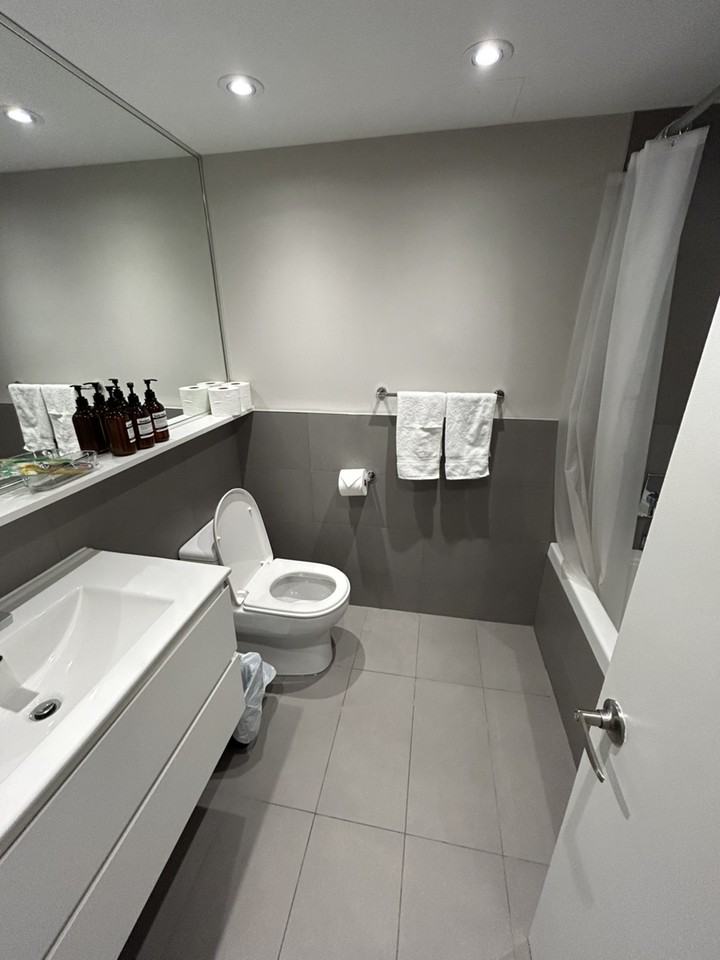 Richmond St W - Photo 2 of 7