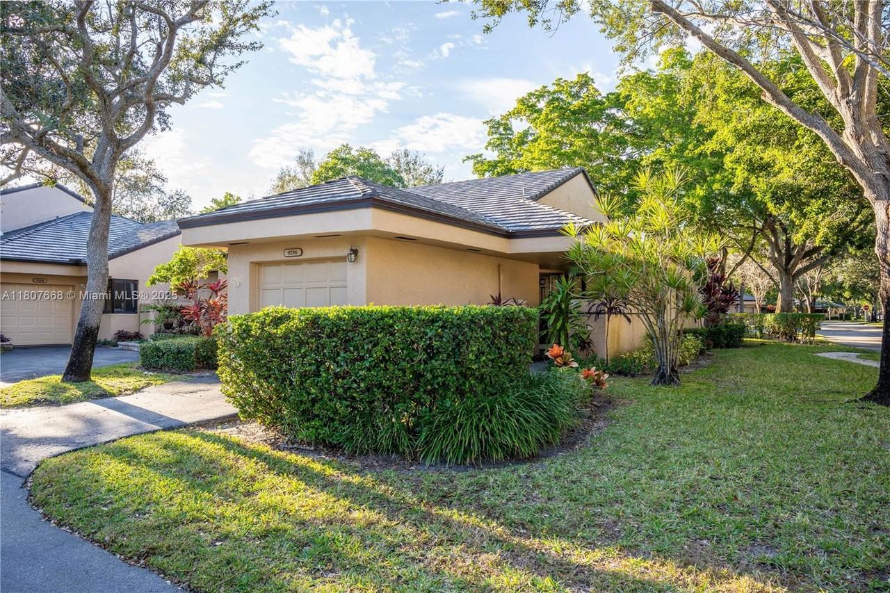 9286 Chelsea Dr N - Photo 2 of 8