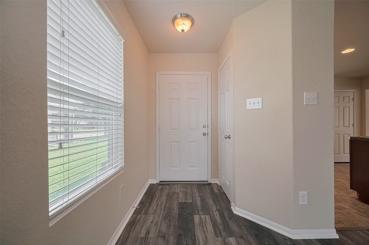 2315 Zephyr Ln - Photo 4 of 45