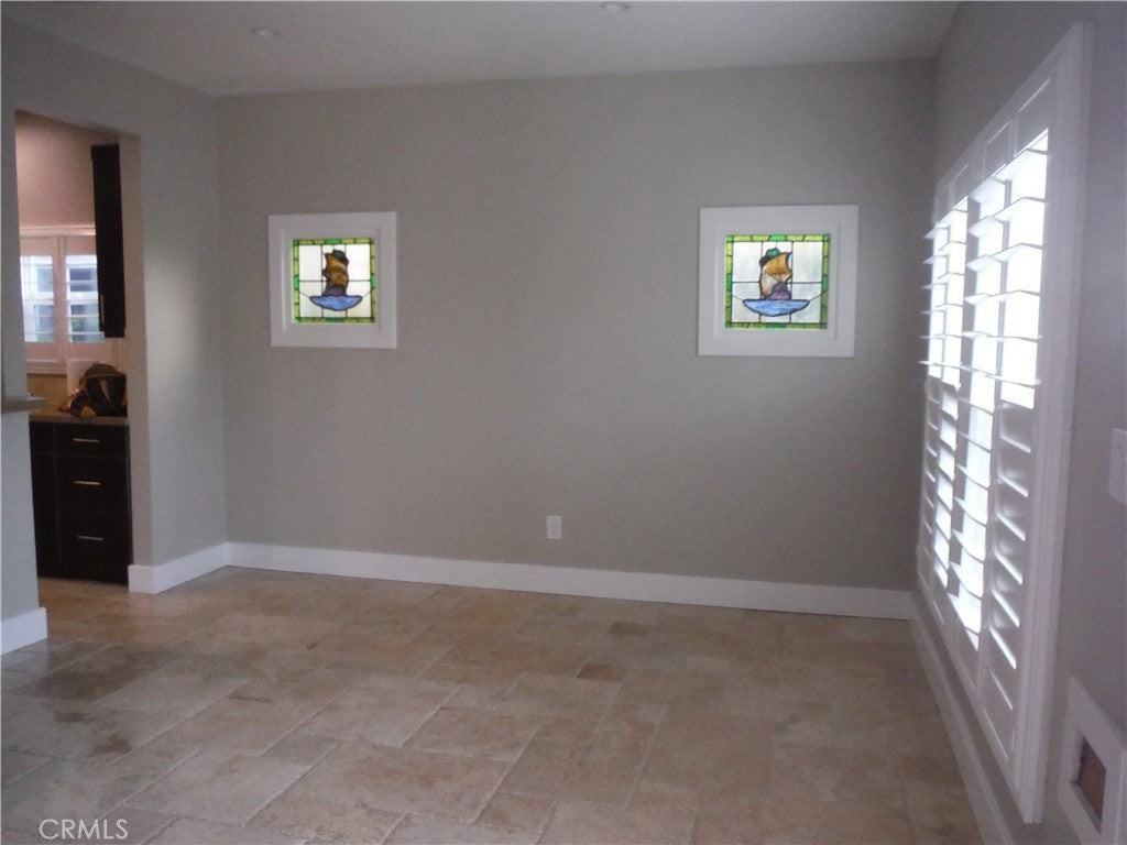 122 Roycroft Ave - Photo 4 of 16