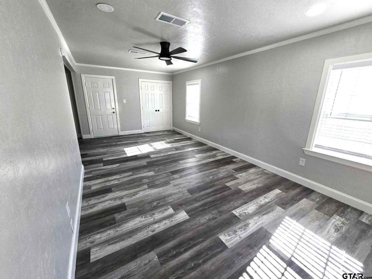 411 Lindsey St - Photo 2 of 17