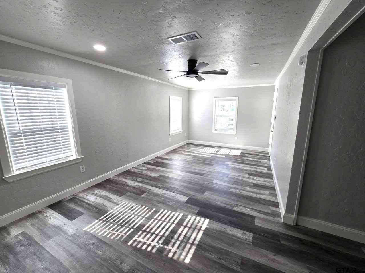 411 Lindsey St - Photo 3 of 17