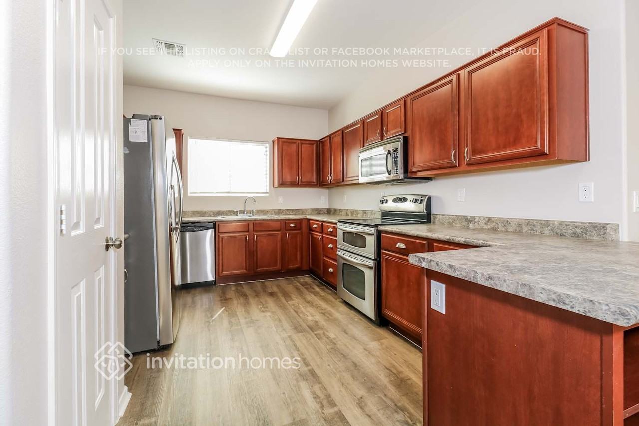 15949 W Mauna Loa Ln - Photo 5 of 17