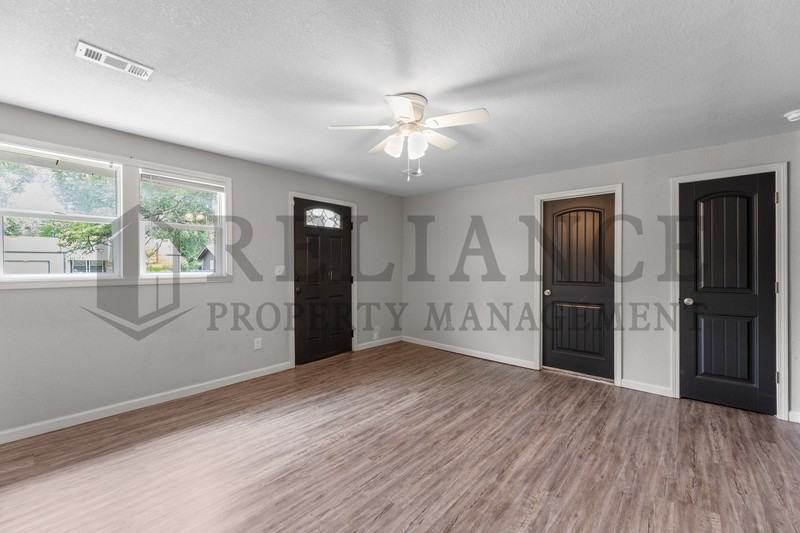 1041 S Christine St - Photo 5 of 14