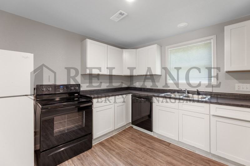 1041 S Christine St - Photo 6 of 14