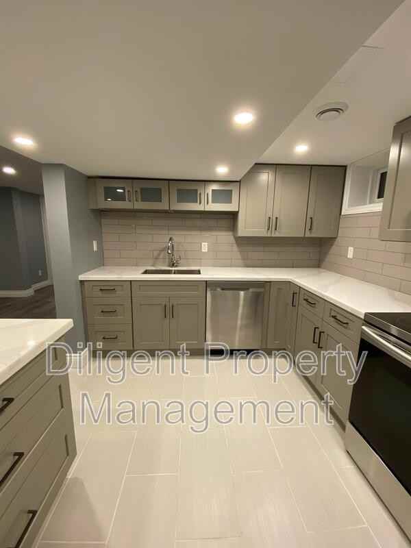 369 Applegrove Ave - Photo 2 of 40