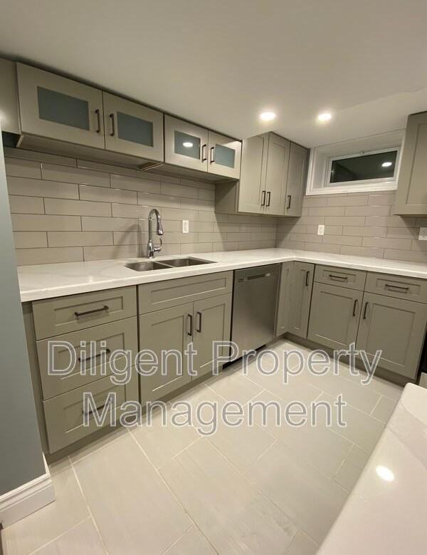 369 Applegrove Ave - Photo 3 of 40