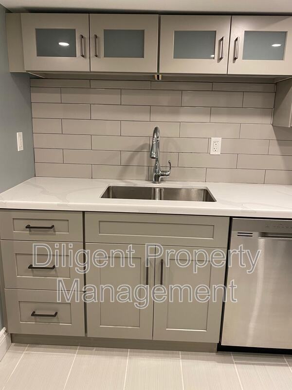 369 Applegrove Ave - Photo 5 of 40