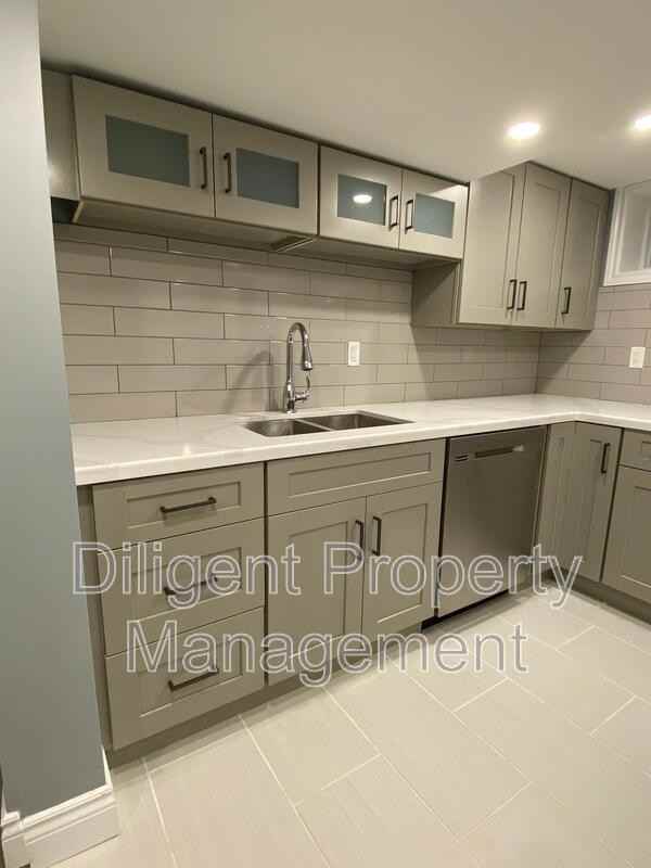 369 Applegrove Ave - Photo 6 of 40