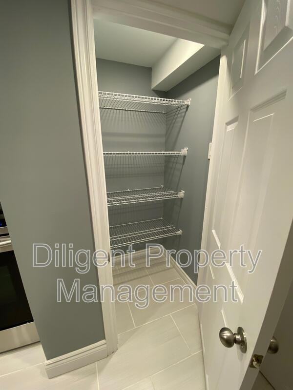 369 Applegrove Ave - Photo 7 of 40