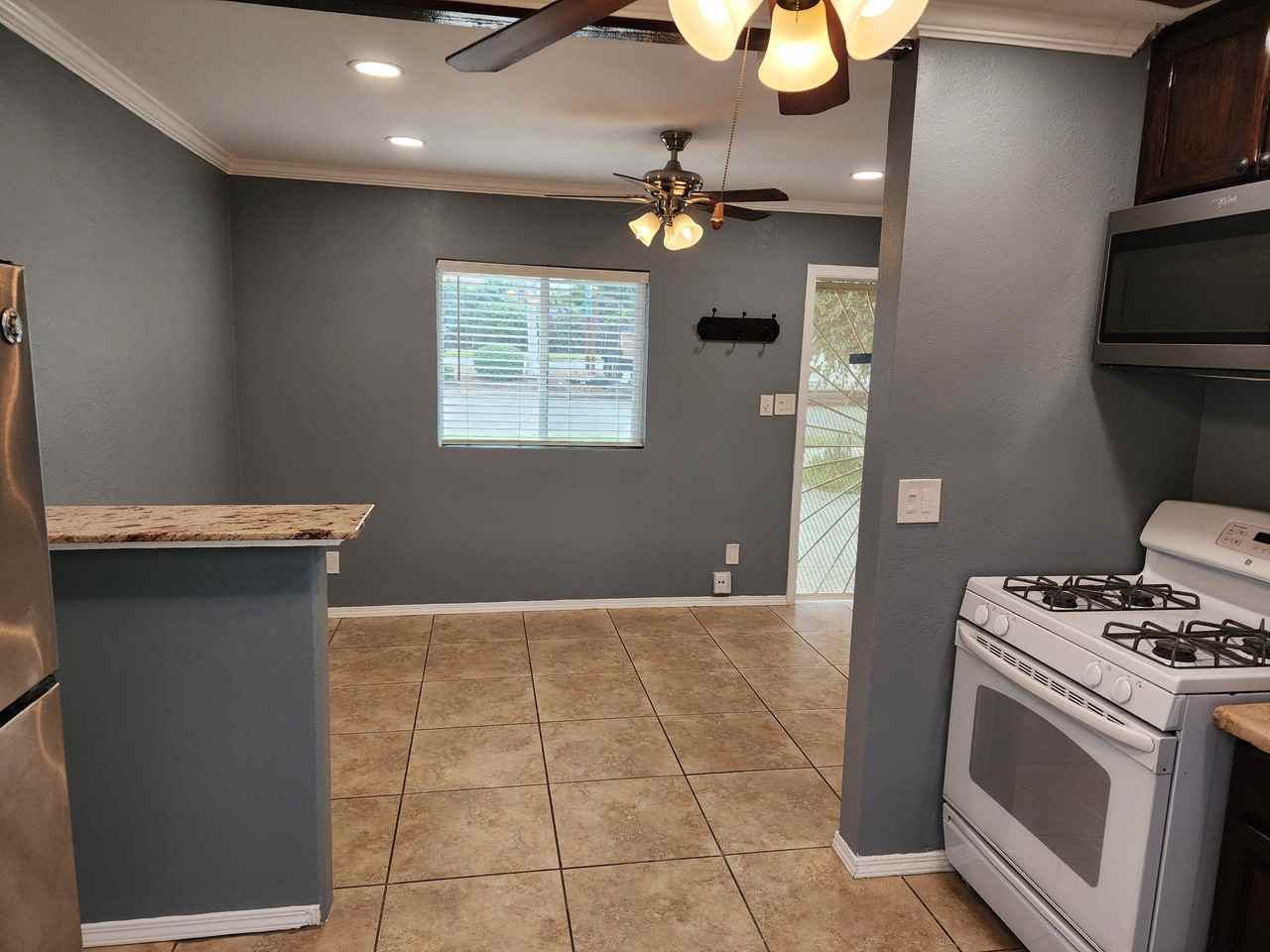 715 S Pine St #715 - Photo 3 of 19