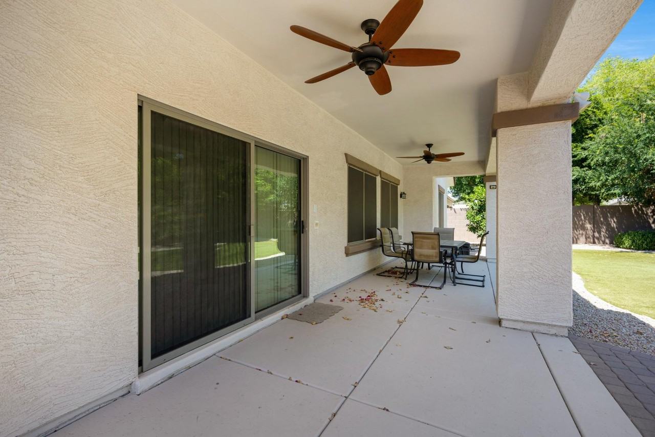 11207 N 165th Ave - Photo 3 of 20