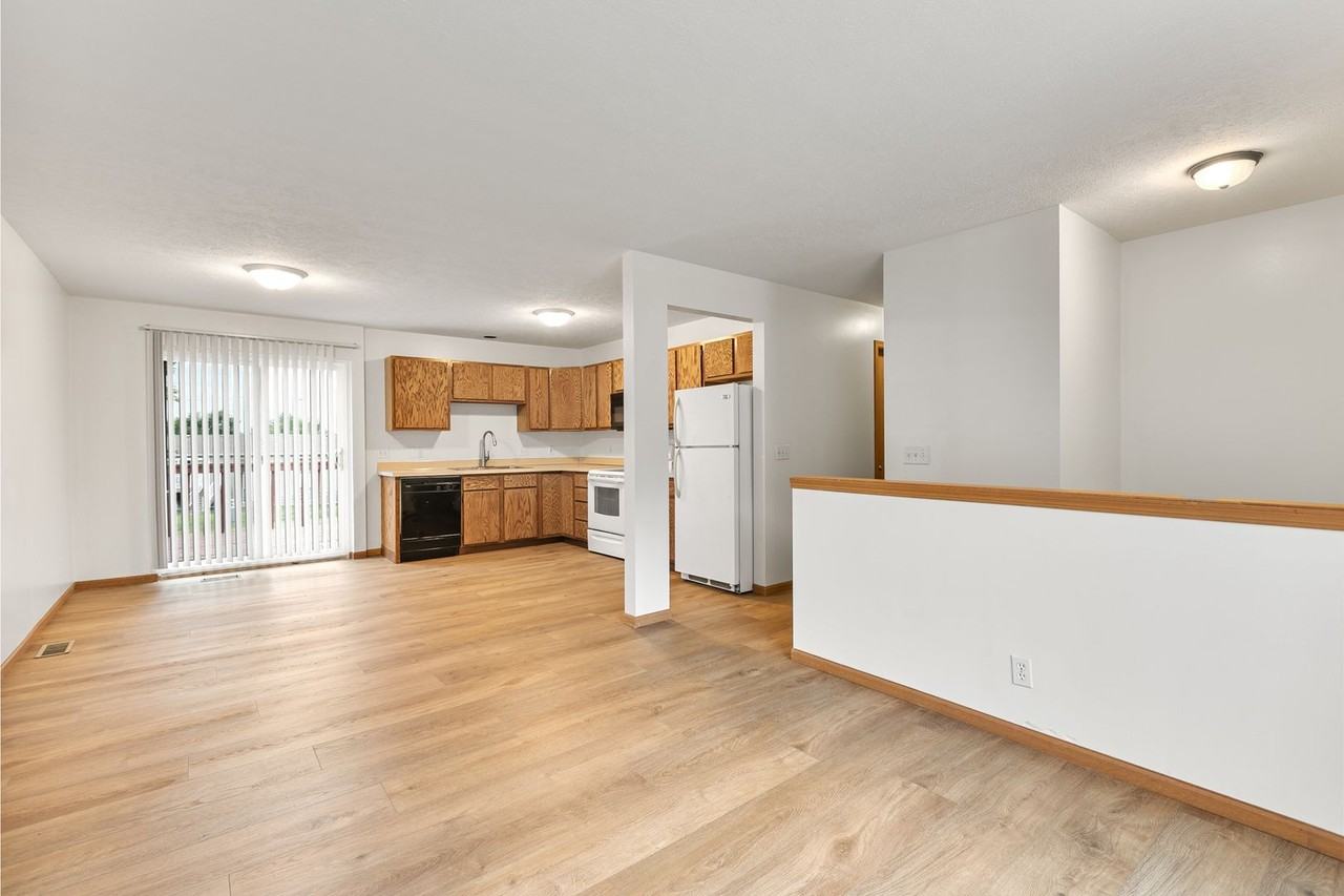 2721 Nw 8th St - Photo 2 of 17