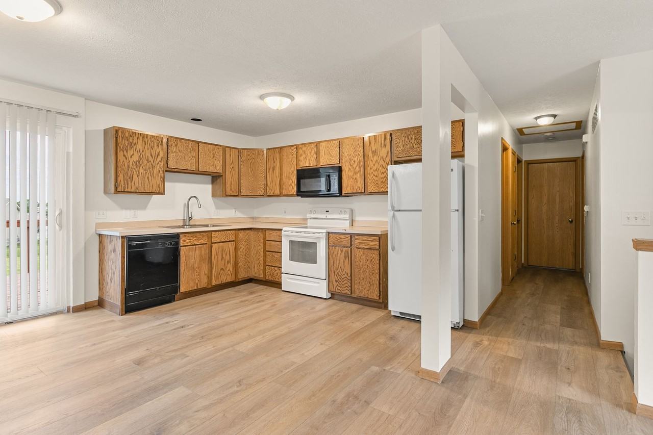 2721 Nw 8th St - Photo 3 of 17