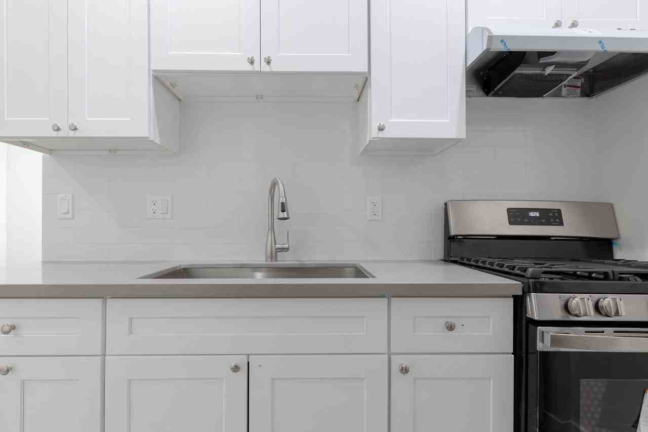 Modern and Charming Junior 1 - Photo 2 of 12