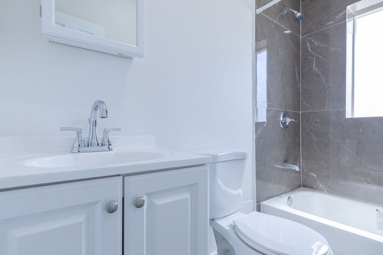 Modern and Charming Junior 1 - Photo 7 of 12