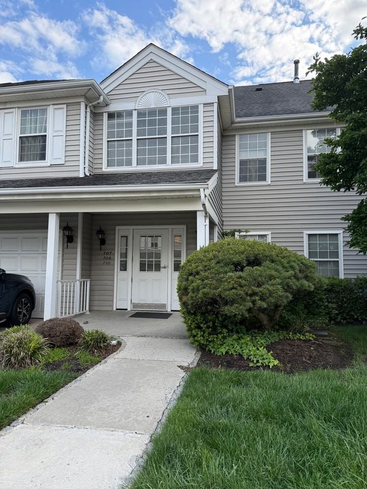 709 Eagles Chase Dr - Photo 2 of 25