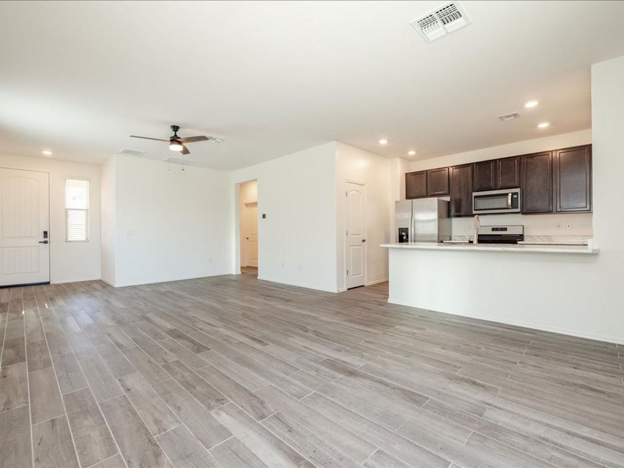 10560 W Waveland Dr - Photo 4 of 23