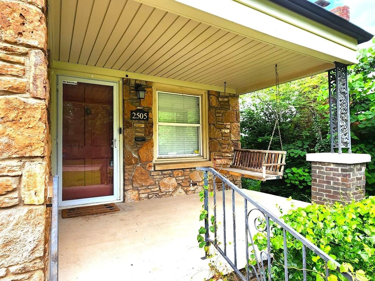2505 Nw 29th St - Photo 3 of 35