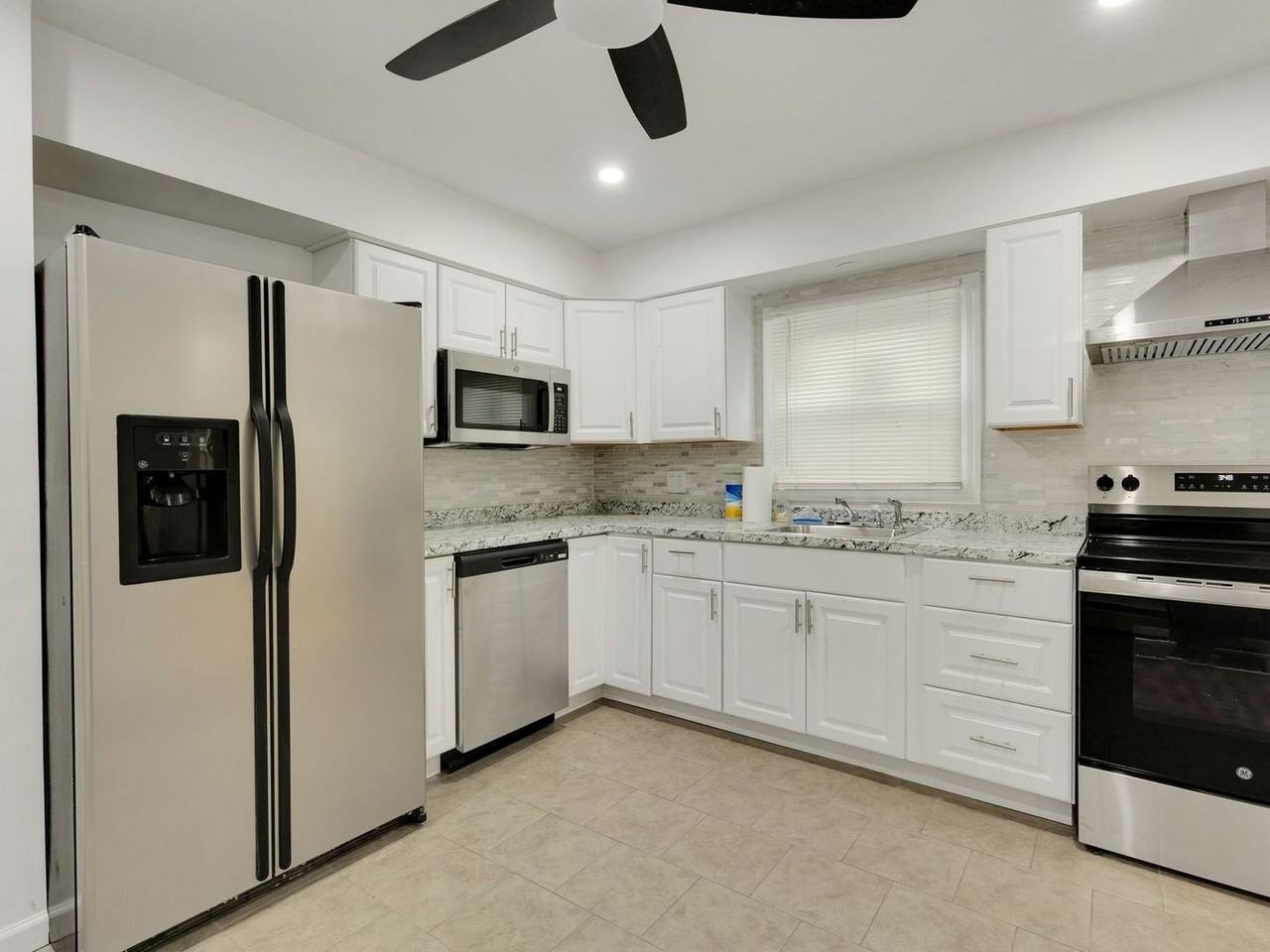 205 E Pennywood Ave - Photo 2 of 31