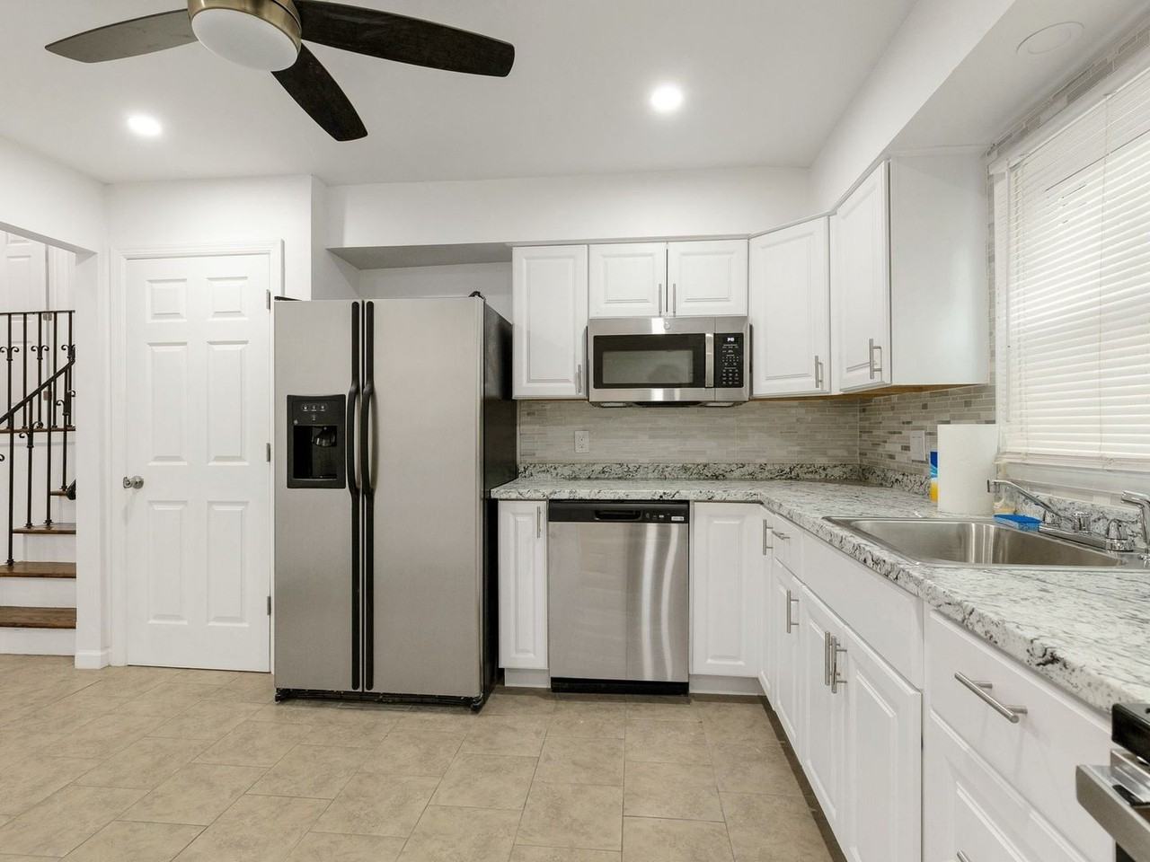 205 E Pennywood Ave - Photo 3 of 31