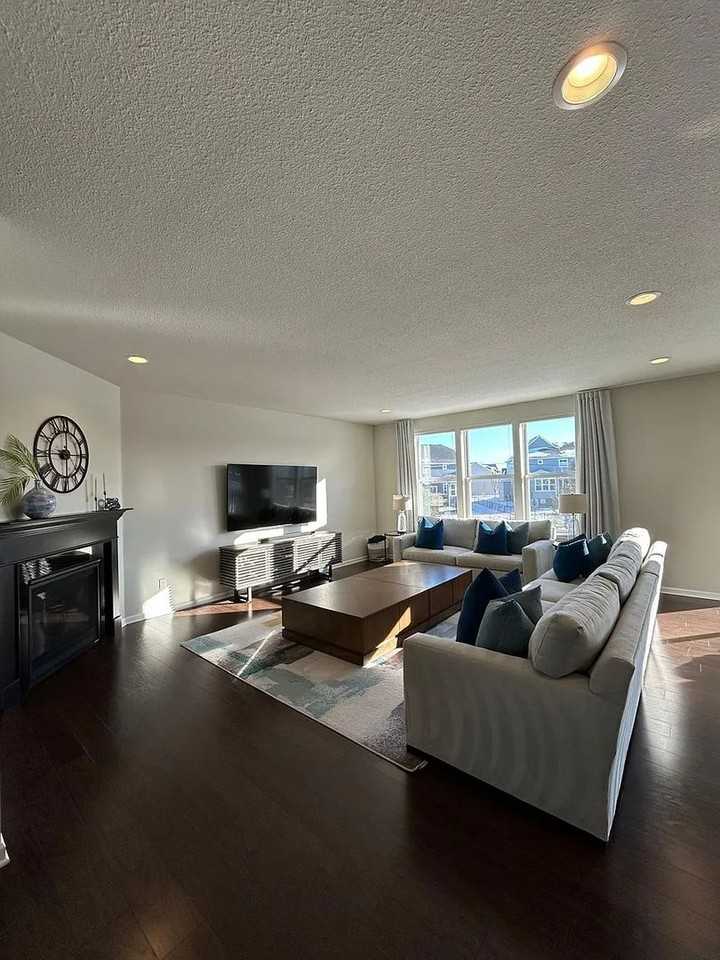 5785 Urbandale Ln N - Photo 5 of 18