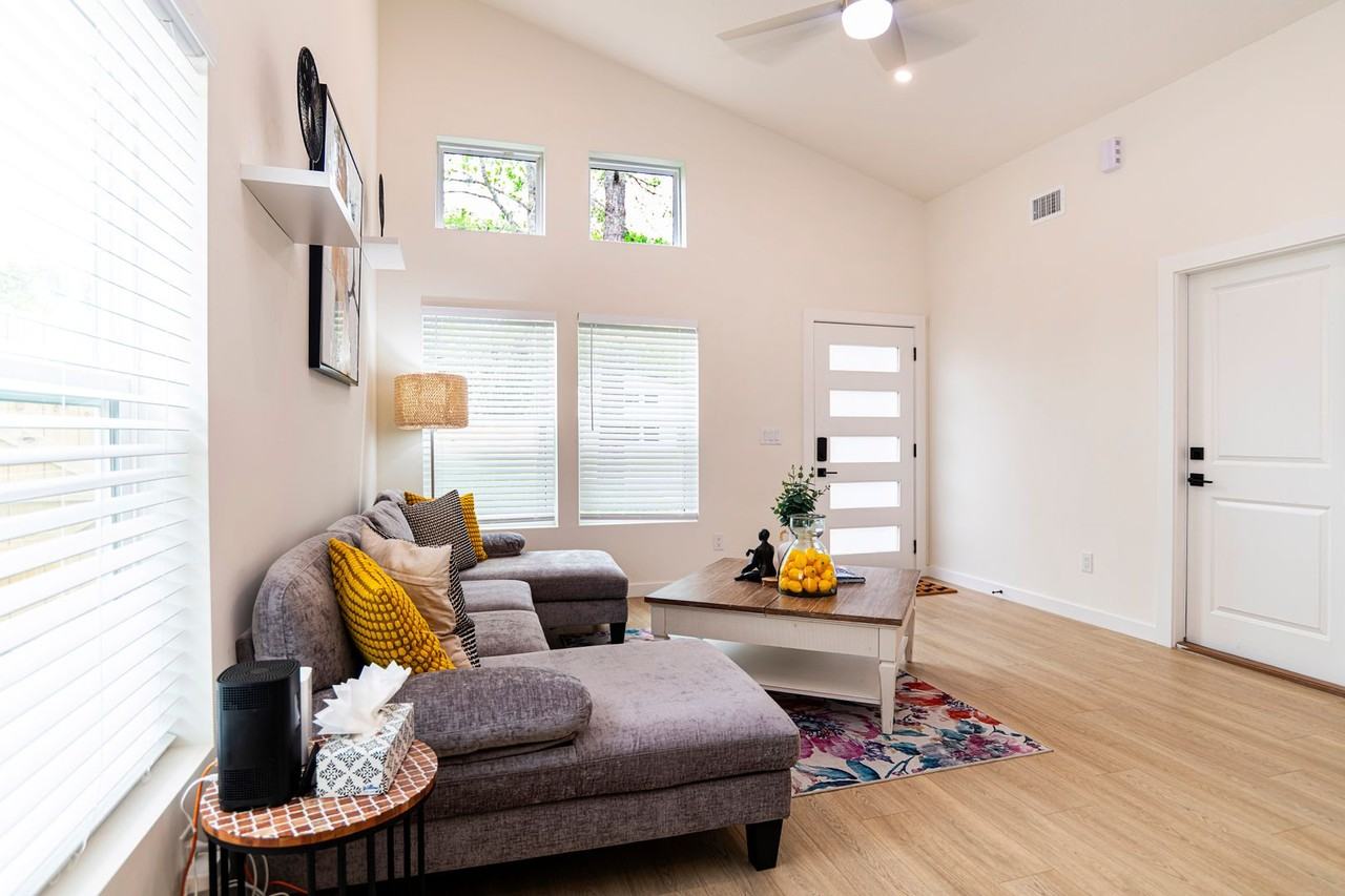 1038 Collier Blvd - Photo 3 of 36