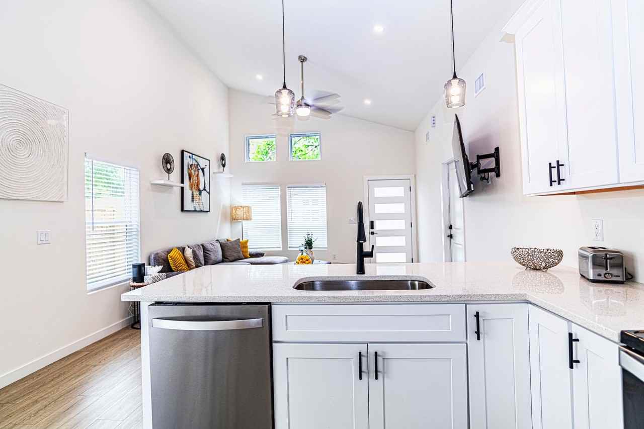 1038 Collier Blvd - Photo 7 of 36