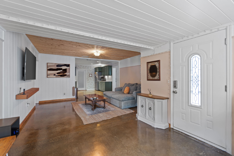 364 Okaloosa Ave - Photo 2 of 19