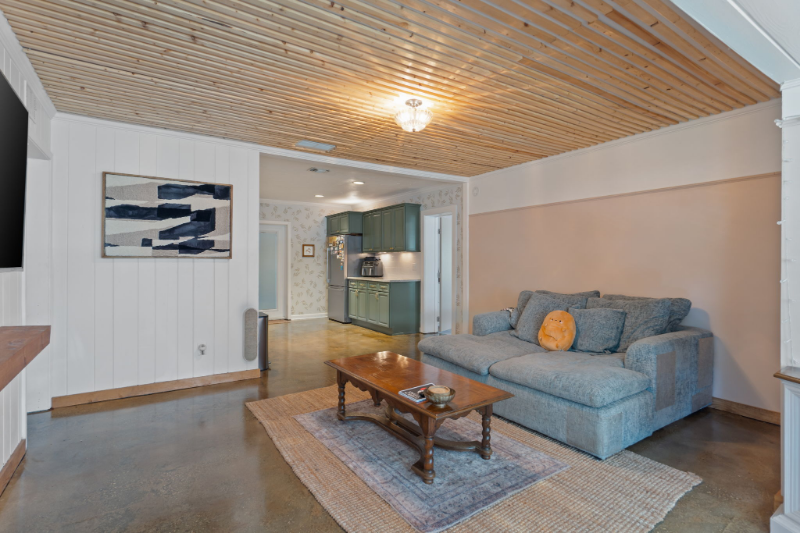 364 Okaloosa Ave - Photo 3 of 19