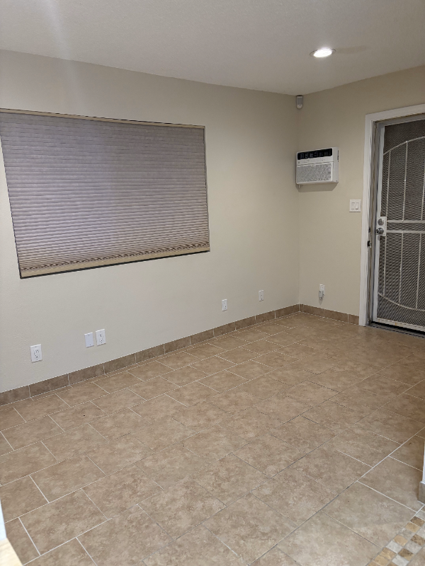 1326 Darby St - Photo 2 of 4