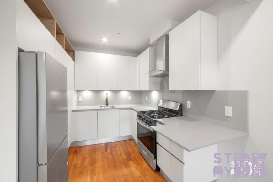 522 Grand St - Photo 4 of 9