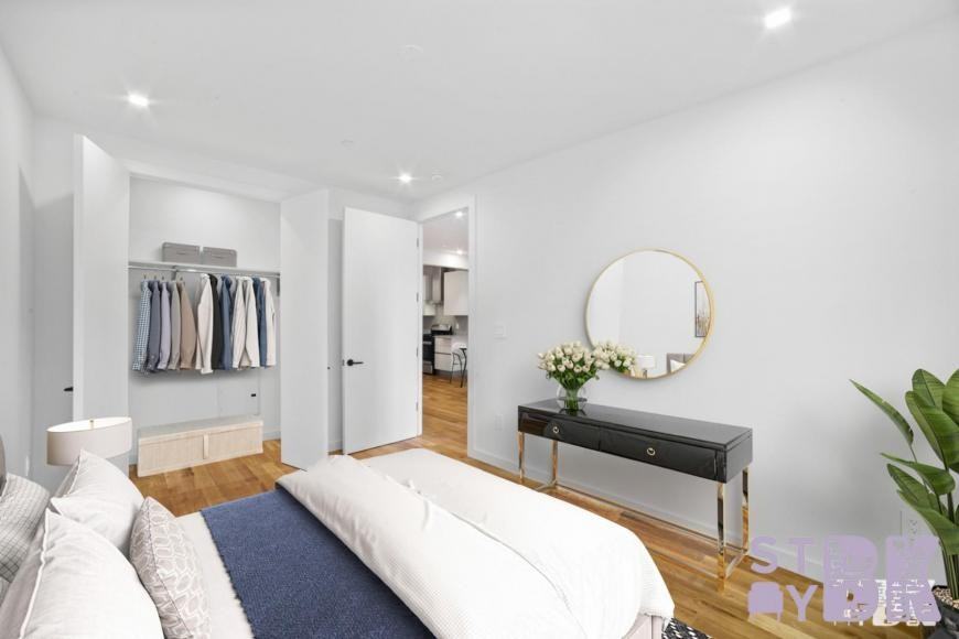522 Grand St - Photo 7 of 9