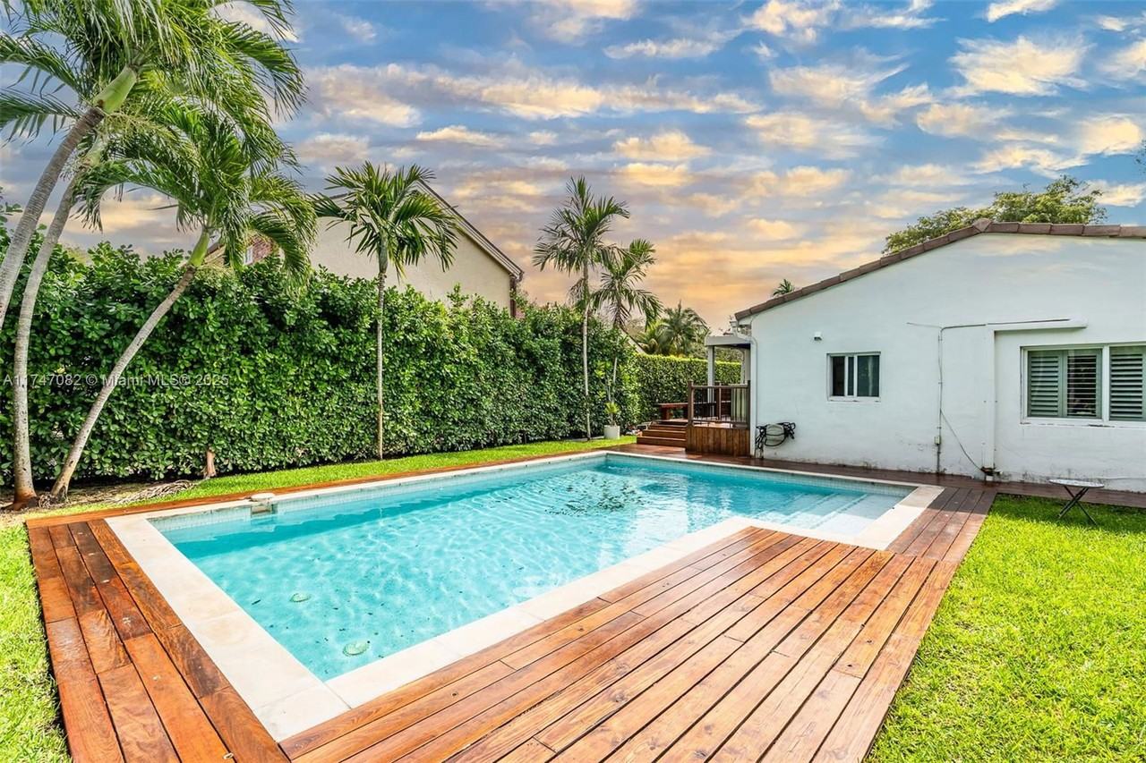 1223 Northeast 102nd Street - Photo 2 of 8