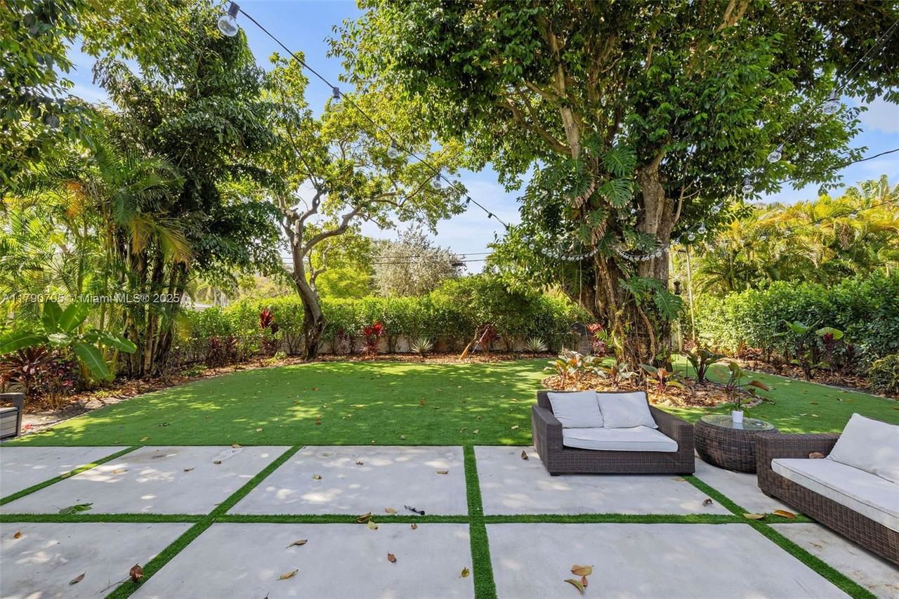 90 Ne 106th St - Photo 3 of 8