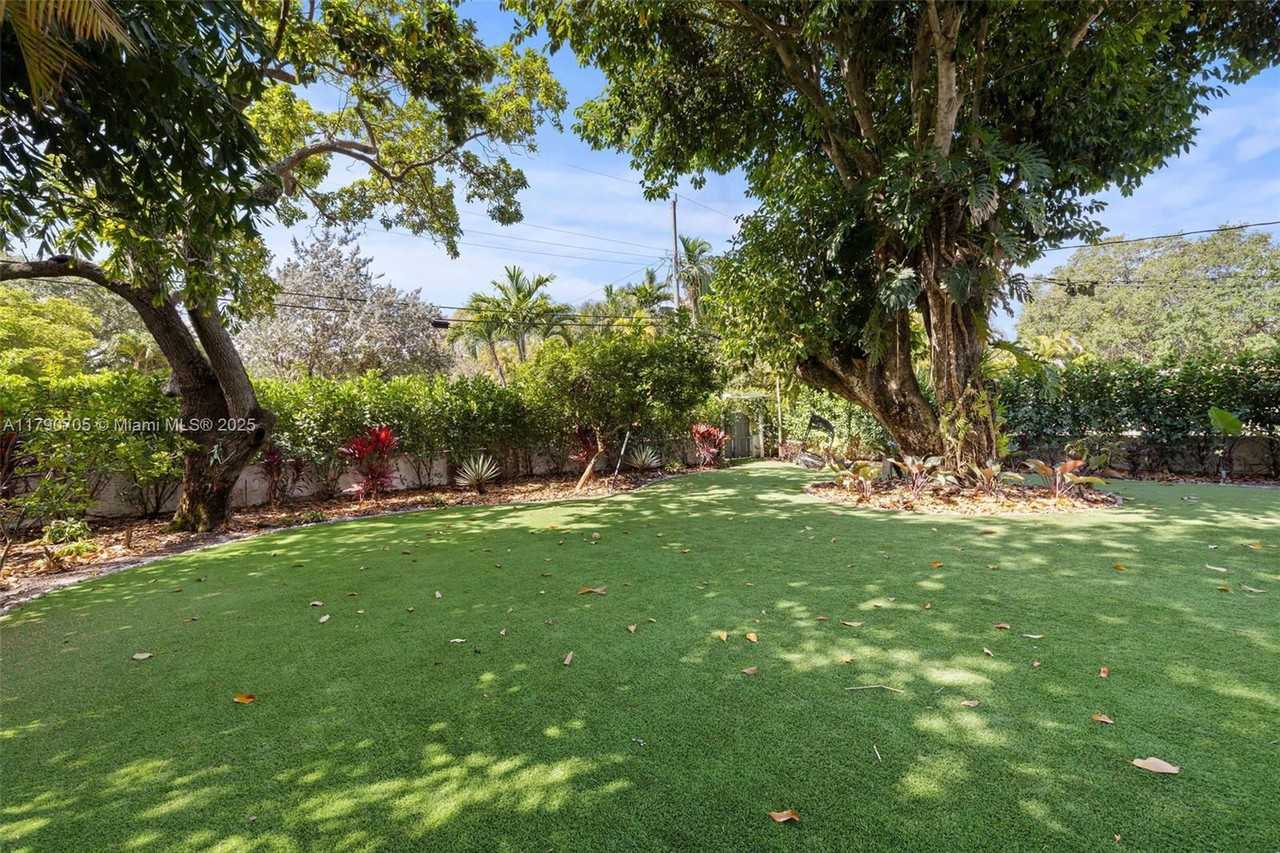 90 Ne 106th St - Photo 4 of 8