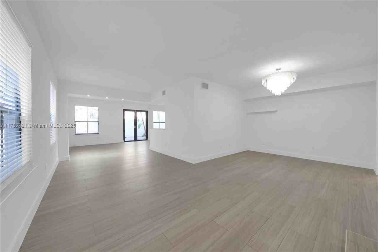 3041 Indiana St #10 - Photo 5 of 8