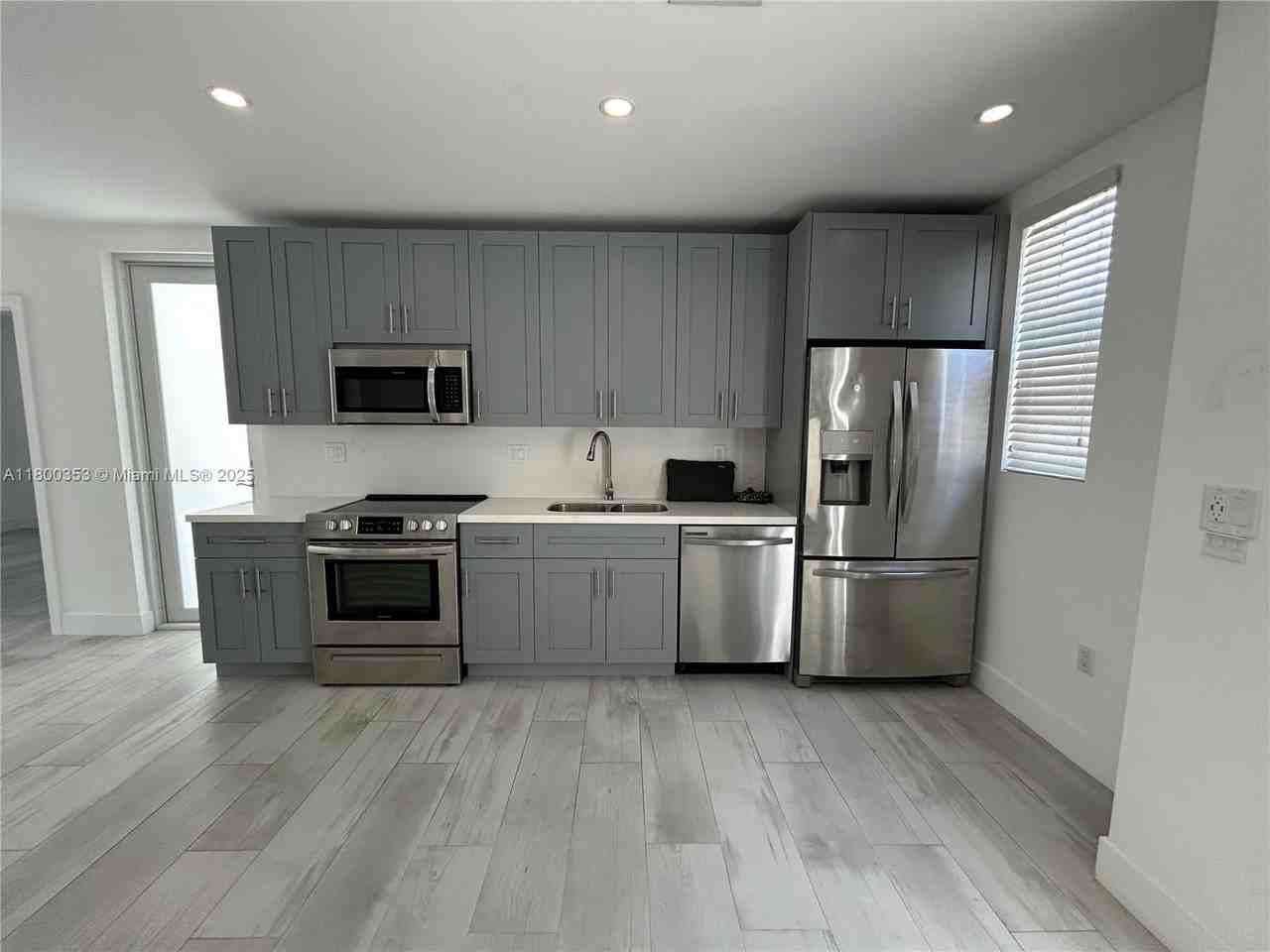 3823 Thomas Ave - Photo 2 of 8