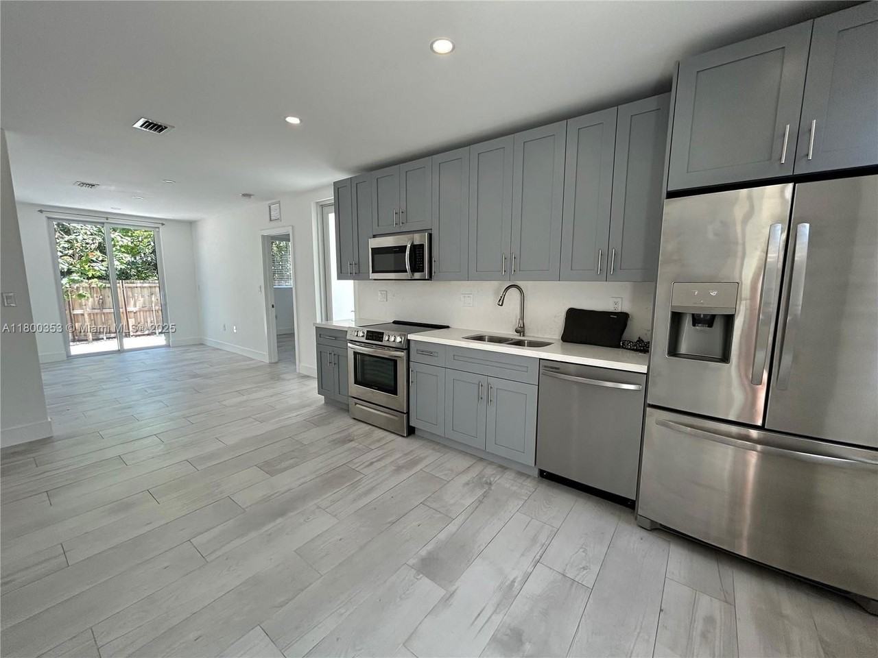 3823 Thomas Ave - Photo 3 of 8