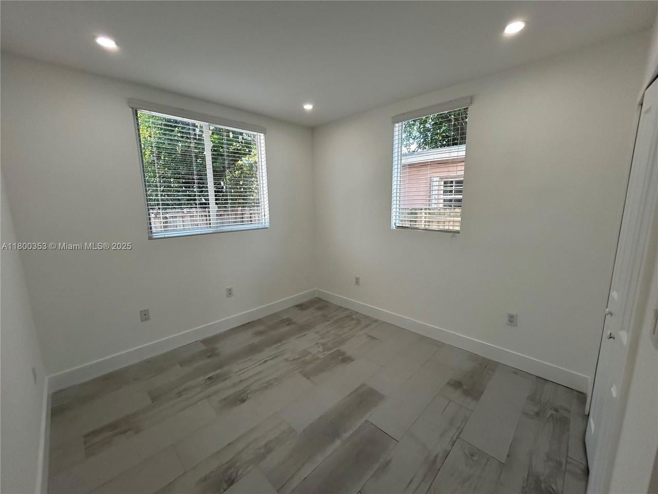 3823 Thomas Ave - Photo 4 of 8