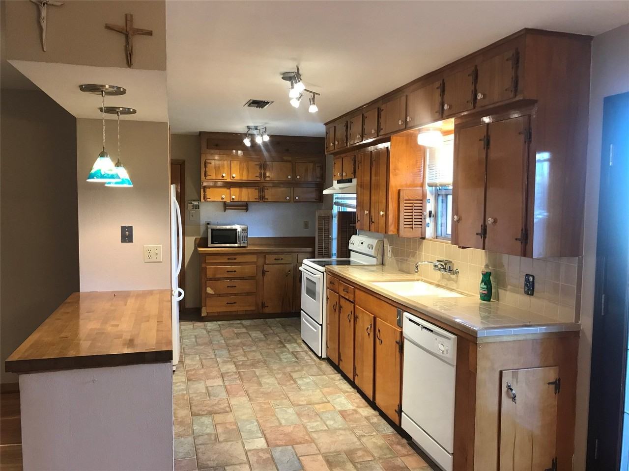 1806 Foxwood Rd - Photo 4 of 15