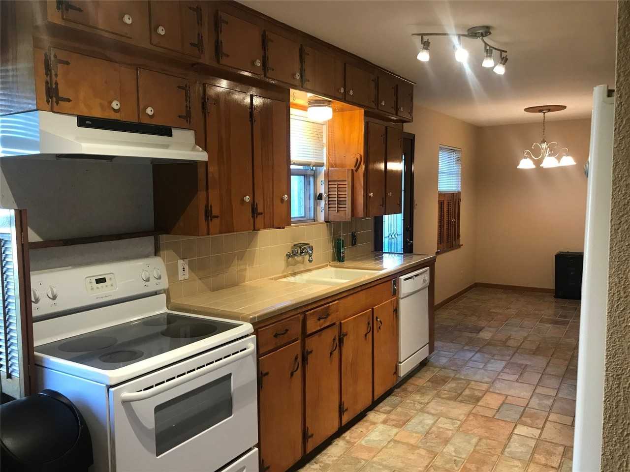 1806 Foxwood Rd - Photo 5 of 15