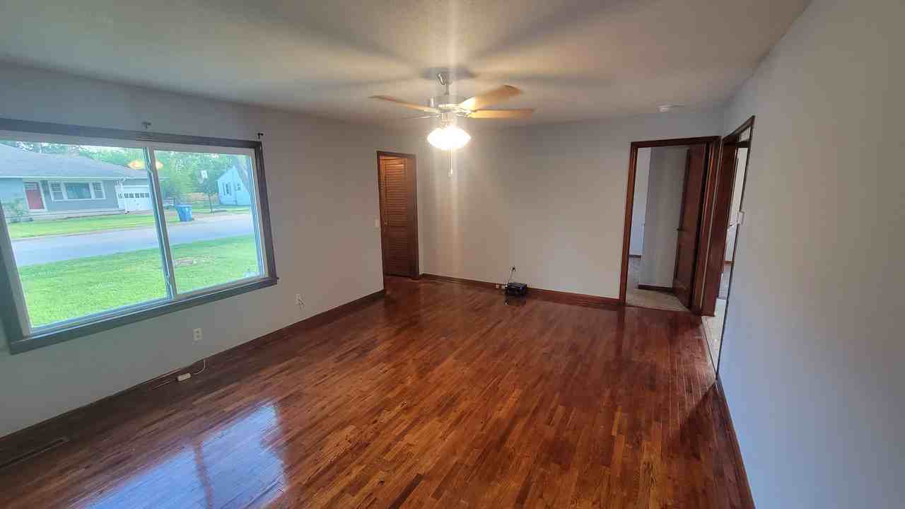 521 E Summit St #NA - Photo 7 of 8