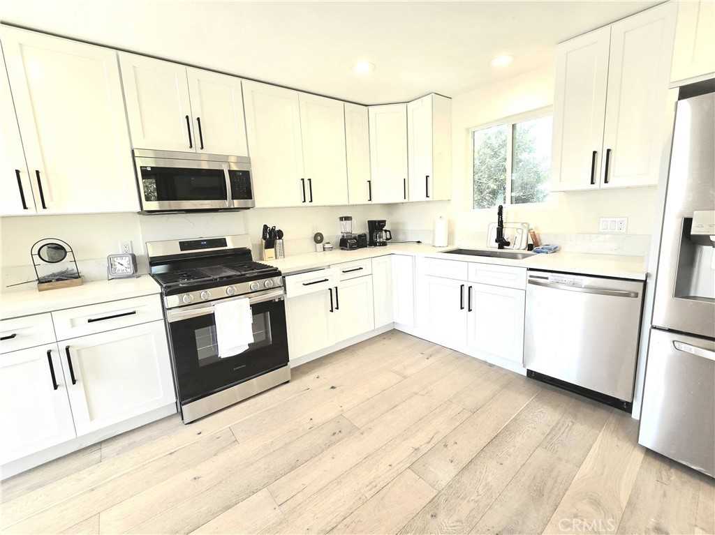 1227 W 41st St #1227-2 - Photo 2 of 38