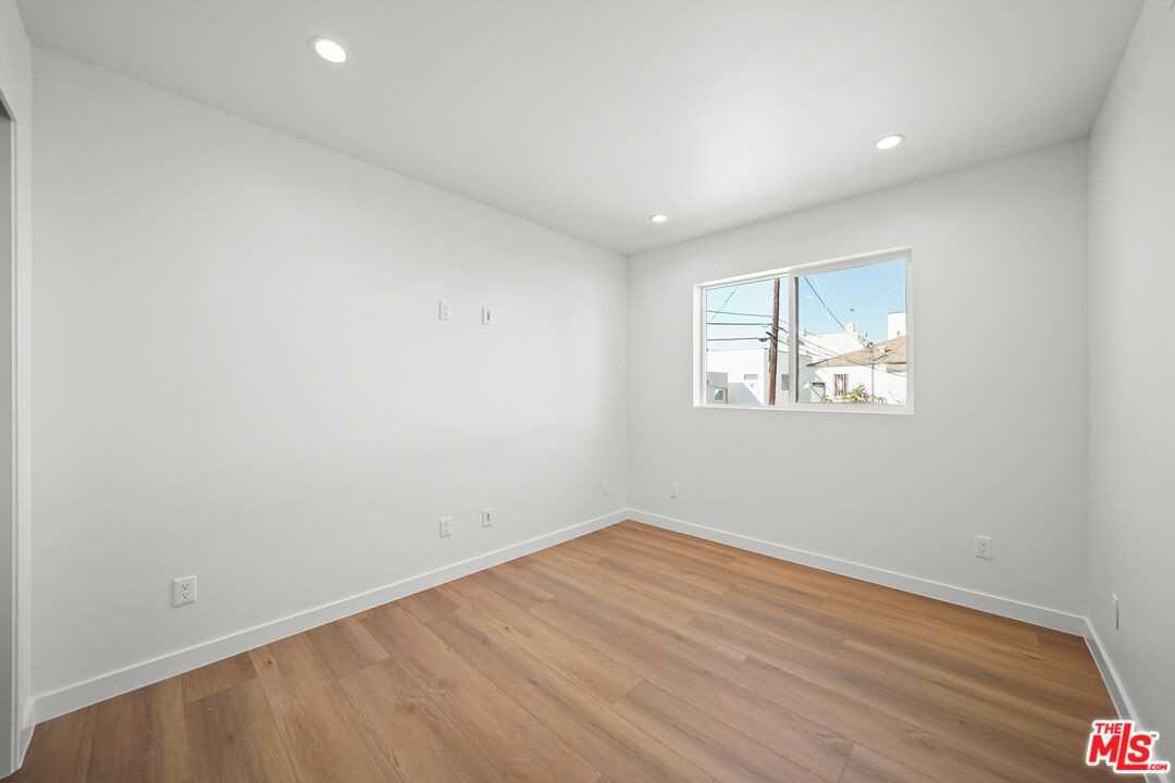 819 N Mccadden Pl #819B - Photo 3 of 26