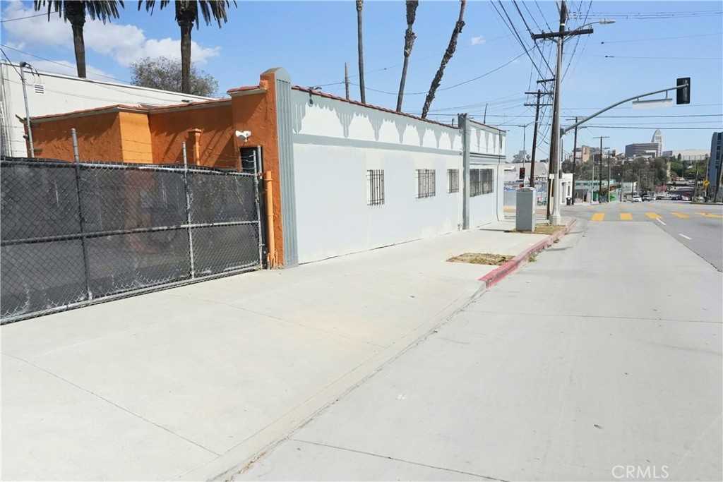 1201 W Temple St #1201 - Photo 3 of 30