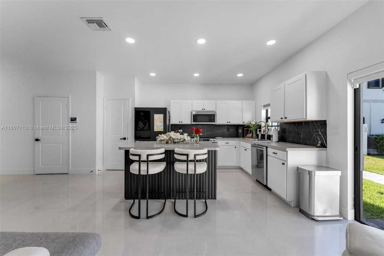 617 Sw 11th St - Photo 2 of 30