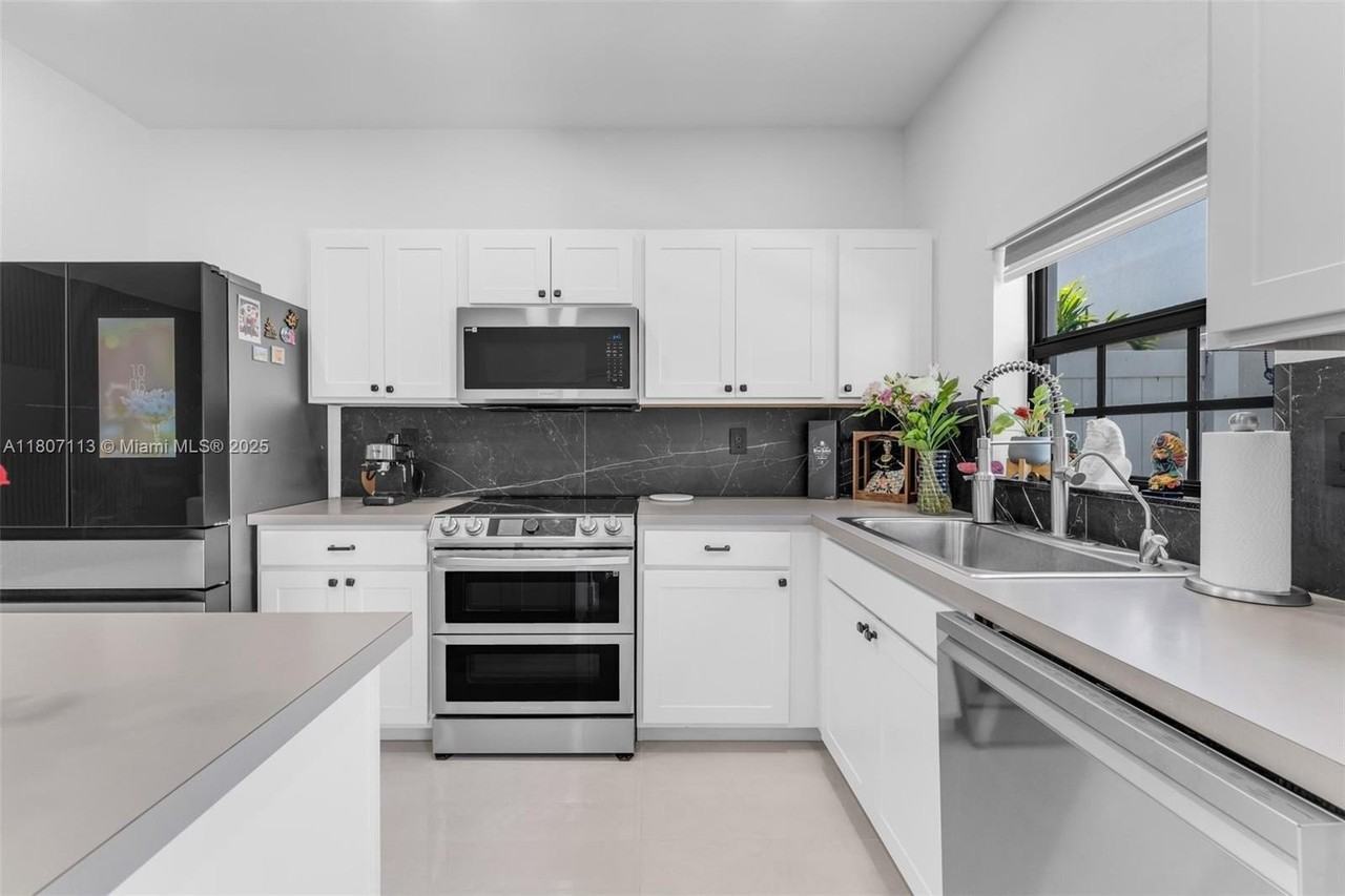 617 Sw 11th St - Photo 4 of 30