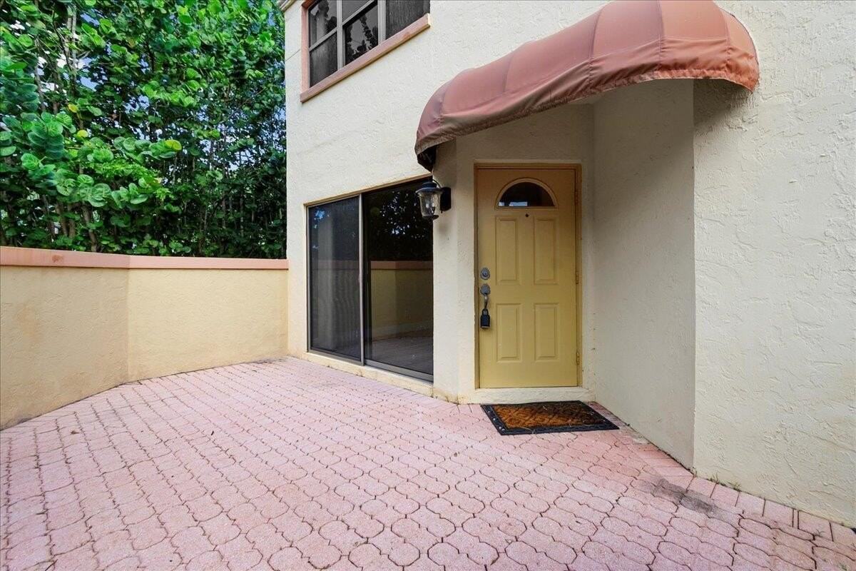 41 Uno Lago Dr - Photo 3 of 31