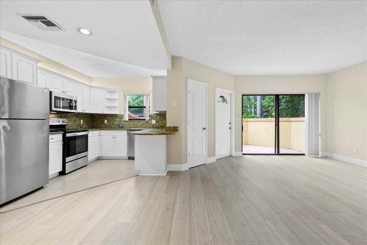 41 Uno Lago Dr - Photo 4 of 31